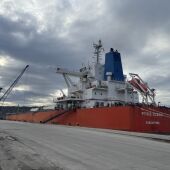 El carguero propulsado con energía eólica, en Punta Langosteira
