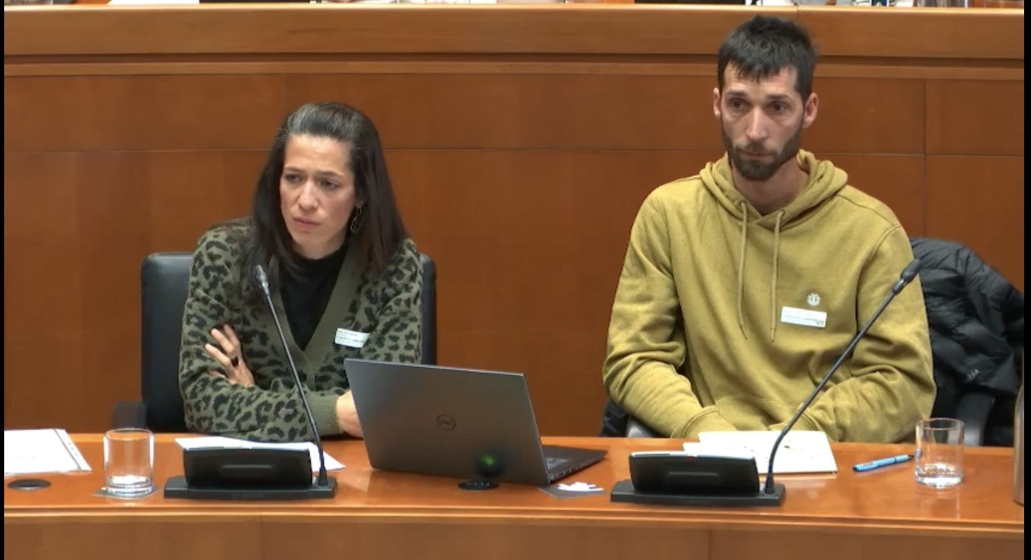 Las familias de Caneto piden en las Cortes una solución "ya" para su escuela Las familias de Caneto piden en las Cortes una solución "ya" para su escuela