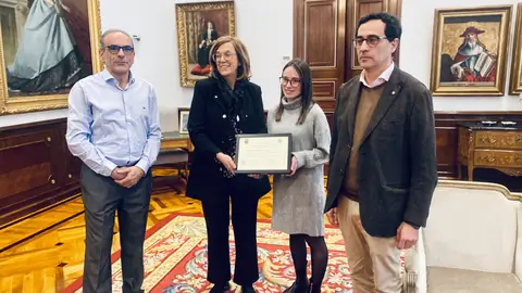 Diputación de Palencia premia a Sandra Ruíz Martínez mejor expediente académico de la Escuela Universitaria de Enfermería .