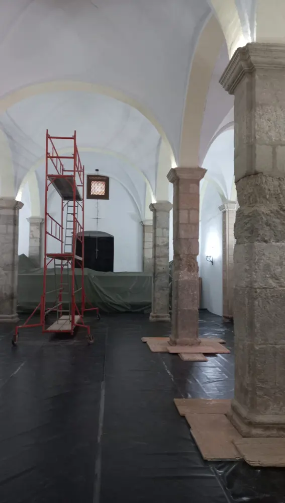 Restauración de las columnas de la ermita templaria de Torre de Juan Abad