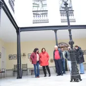 Imagen de la visita de la consejera de Economía, Empresas y Empleo, Patricia Franco, acompaña de la alcaldesa de Torre de Juan Abad, María Fresneda, a la Casa de Don Fernando de Frías Imagen de la visita de la consejera de Economía, Empresas y Empleo, Patricia Franco, acompaña de la alcaldesa de Torre de Juan Abad, María Fresneda, a la Casa de Don Fernando de Frías