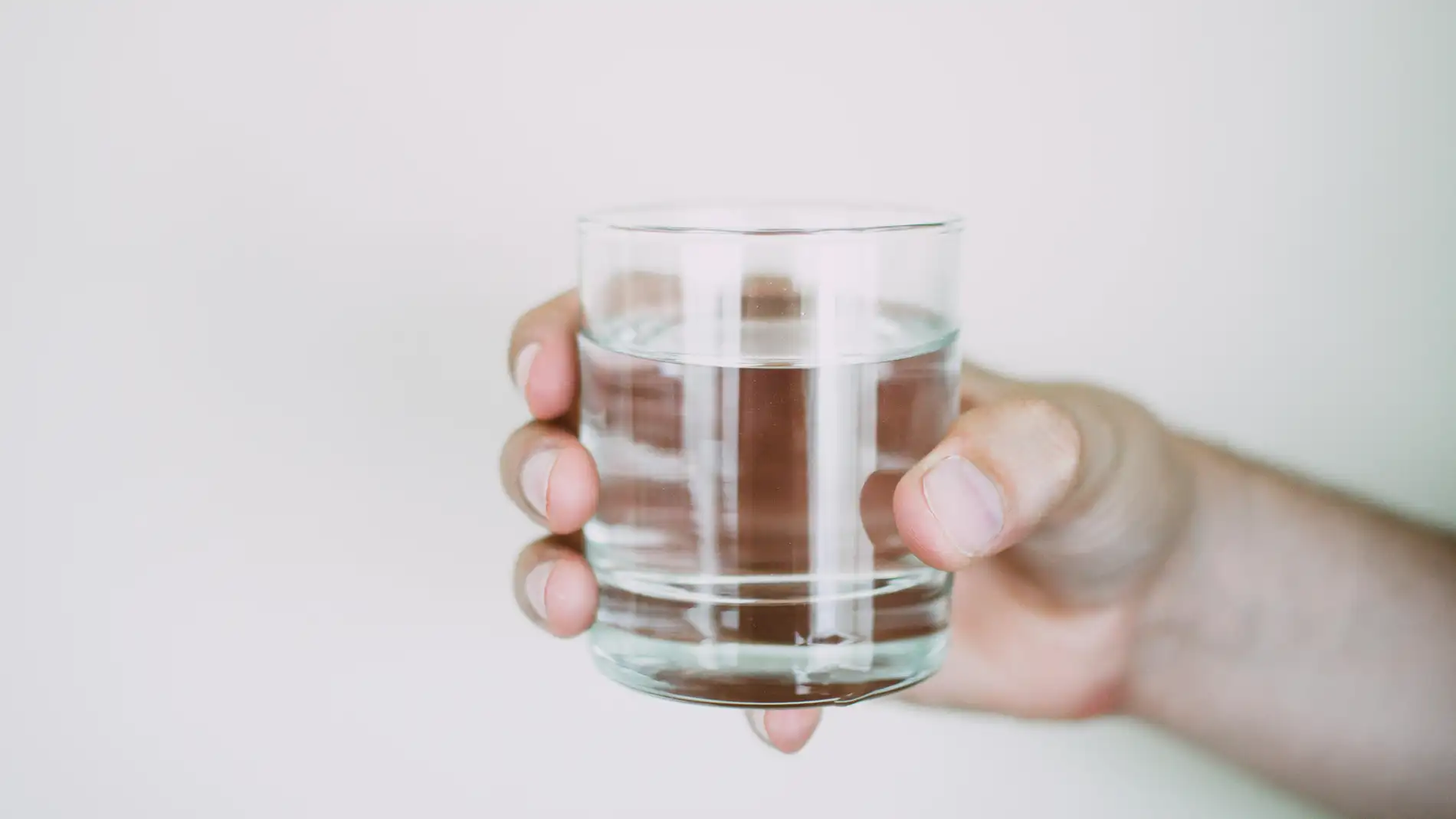 Miles de españoles beben agua contaminada sin saberlo