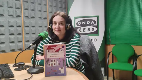 A escritora Berta Dávila nos estudios de Onda Cero Pontevedra A última e marchamos