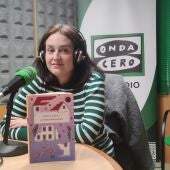 A escritora Berta Dávila nos estudios de Onda Cero Pontevedra