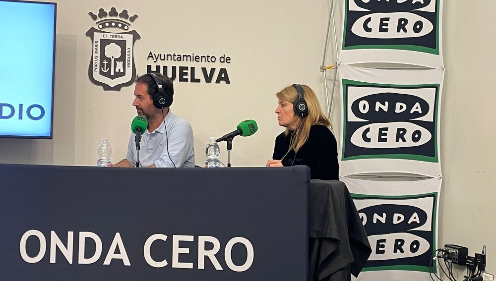 La alcaldesa, Pilar Miranda, escucha atentamente a los alumnos del Santo Ángel mientras le formulan una de las preguntas de la entrevista.