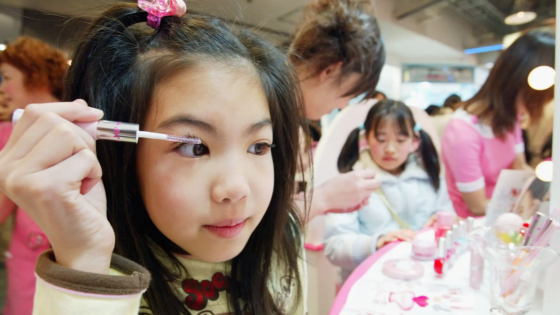 Una niña probando cosméticos en una tienda en Japón