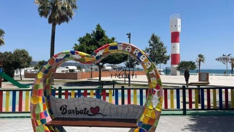 Un banco decorado con motivos coloridos en la costa de Barbate