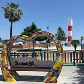 Un banco decorado con motivos coloridos en la costa de Barbate Un banco decorado con motivos coloridos en la costa de Barbate