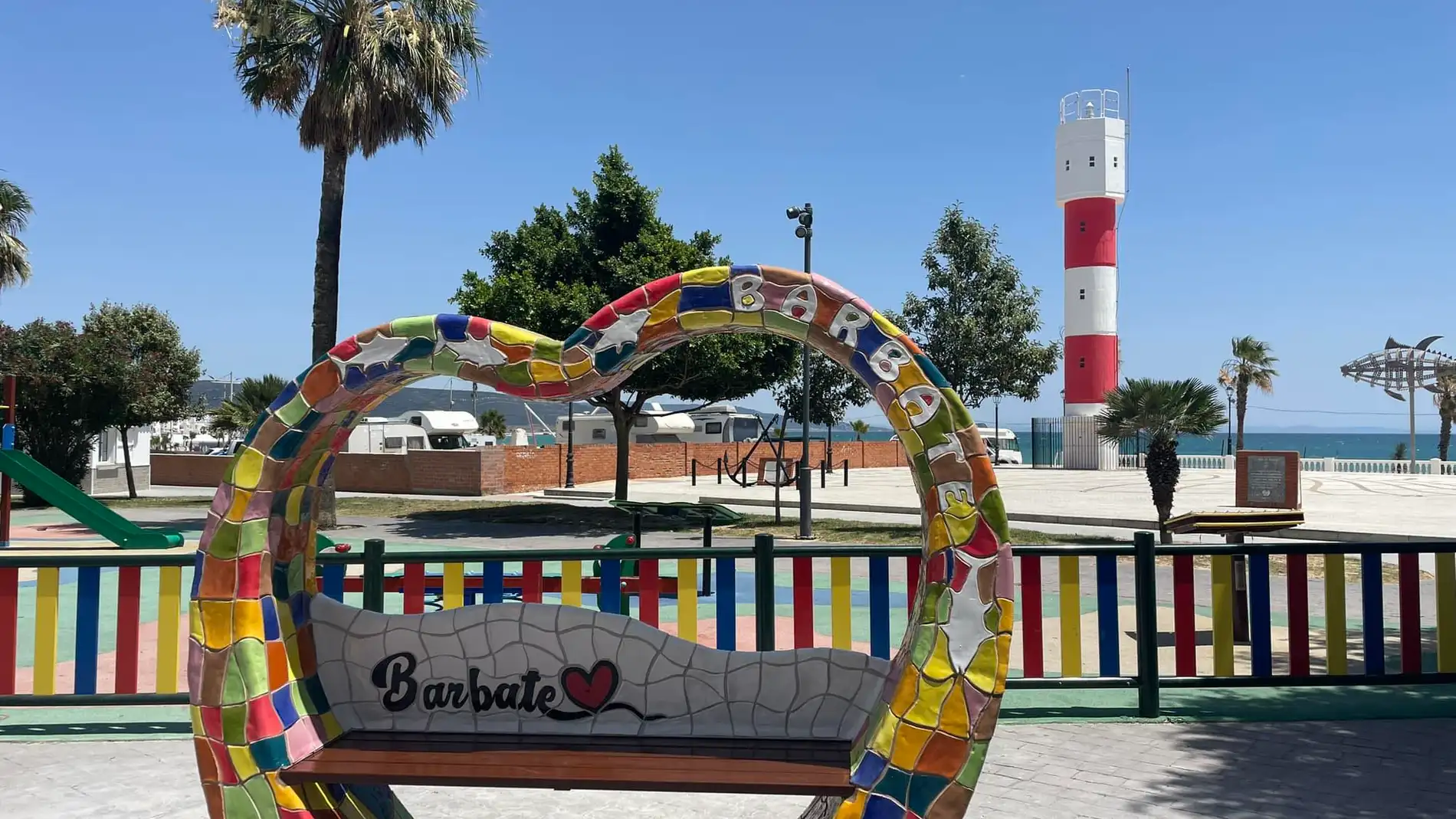 Un banco decorado con motivos coloridos en la costa de Barbate