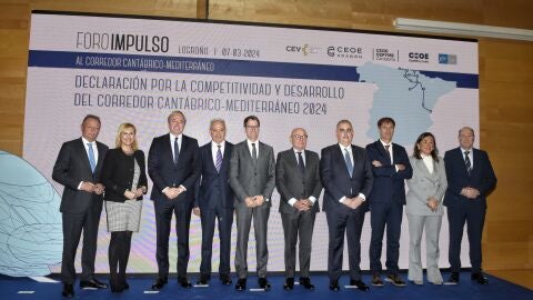 Salvador Navarro, presidente de la CEV (izquierda), con dirigentes y empresarios en Logro&ntilde;o. 