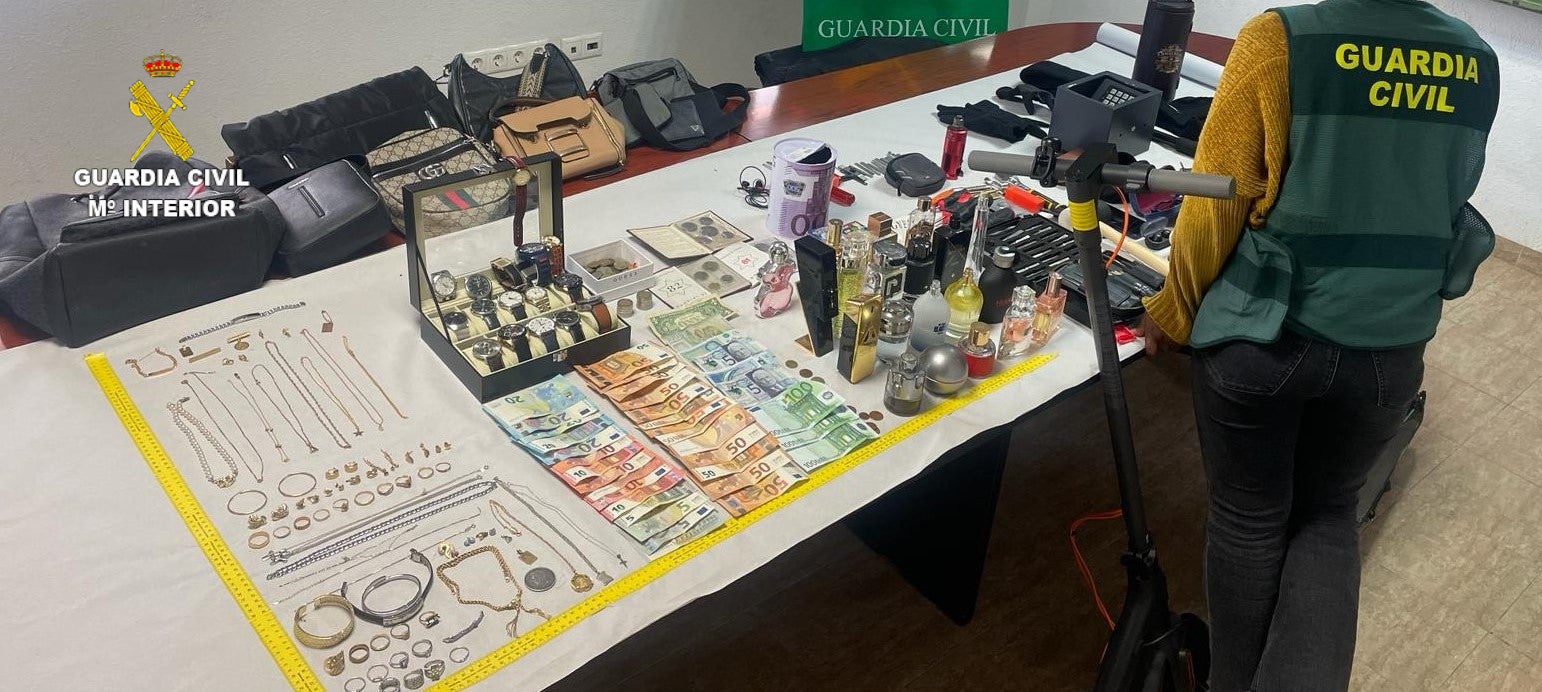 La Guardia Civil detiene en Vinaròs a tres personas por robos en viviendas y pertenencia a grupo criminal La Guardia Civil detiene en Vinaròs a tres personas por robos en viviendas y pertenencia a grupo criminal