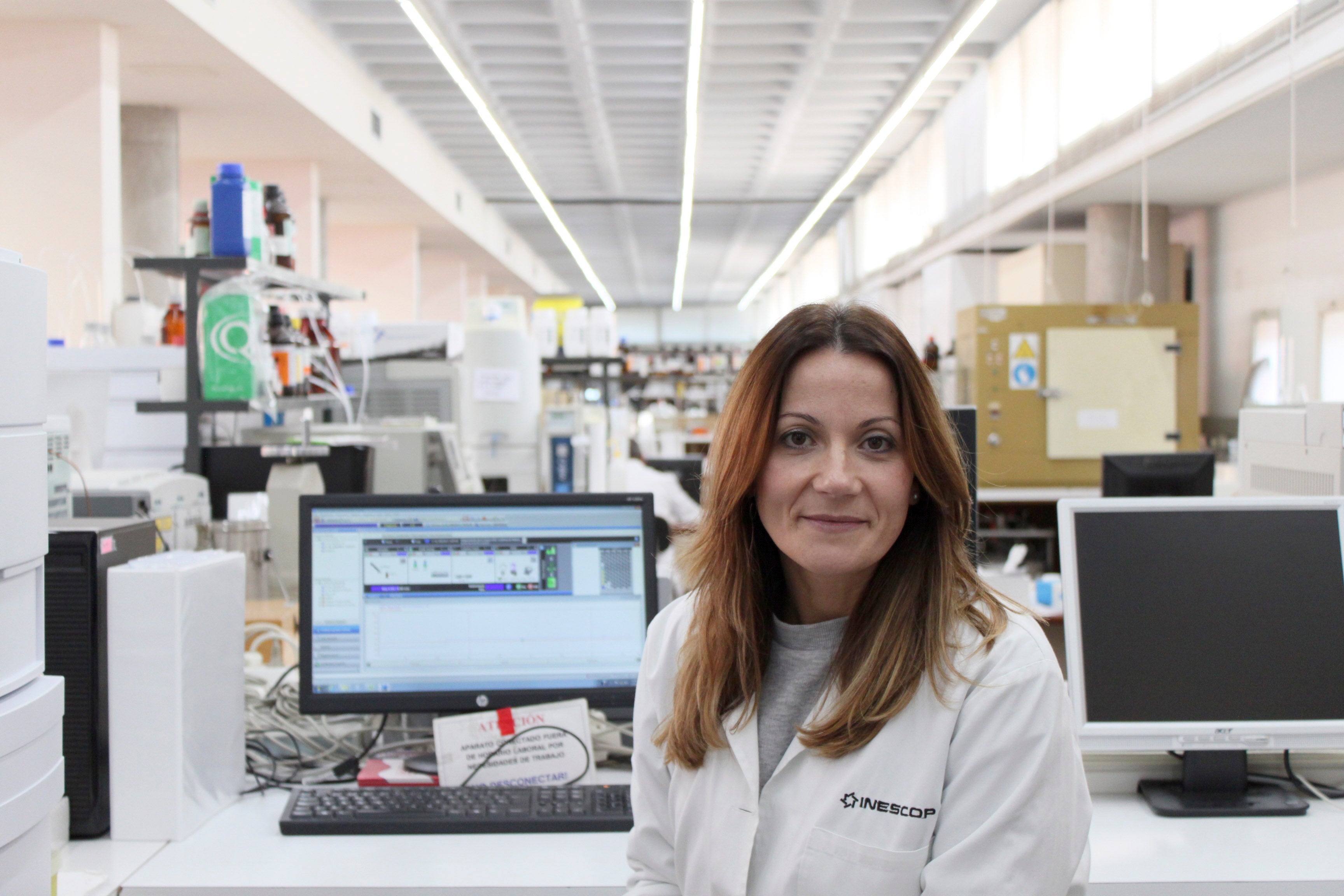 Elena Albert, responsable del laboratorio de análisis químicos de INESCOP Elena Albert, responsable del laboratorio de análisis químicos de INESCOP