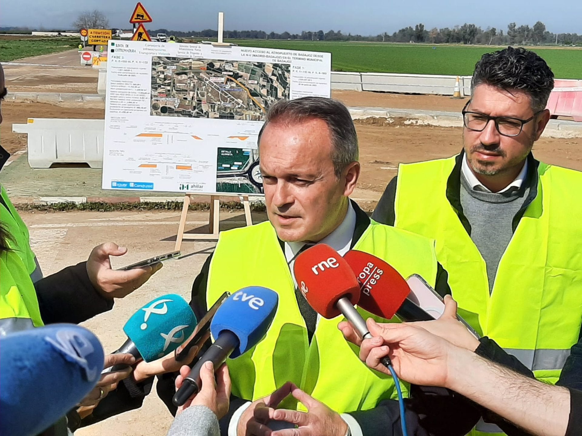Las obras de la carretera de acceso al aeropuerto de Badajoz estarán concluidas antes del Verano Las obras de la carretera de acceso al aeropuerto de Badajoz estarán concluidas antes del Verano