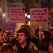 Varias personas protestan con carteles durante una de las manifestaciones por el 8M