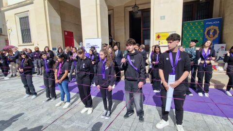 Jóvenes estudiantes visibilizan la lucha por la igualdad con performances en Subdelegación del Gobierno de Alicante