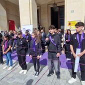 Jóvenes estudiantes visibilizan la lucha por la igualdad con performances en Subdelegación del Gobierno de Alicante