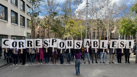 Dones manifestant-se el 8M reclamant corresponsabilitat per realitzar tasques domèstiques