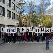 Dones manifestant-se el 8M reclamant corresponsabilitat per realitzar tasques domèstiques Dones manifestant-se el 8M reclamant corresponsabilitat per realitzar tasques domèstiques