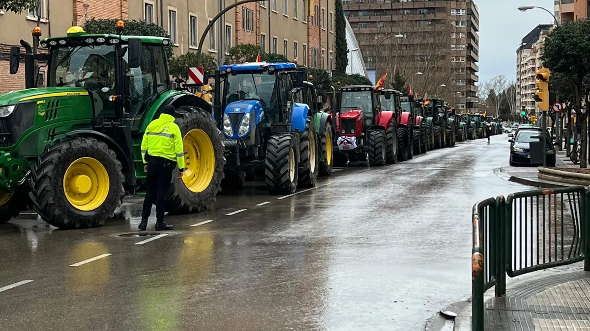 Los tractores han recorrido distintas calles hasta llegar a la plaza Cervantes.