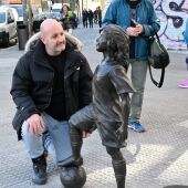 La estatua de bronce de Nahia, la niña ilusionada que mira al San Mamés, creada en el estudio de Juan Villa 