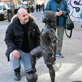 La estatua de bronce de Nahia, la niña ilusionada que mira al San Mamés, creada en el estudio de Juan Villa La estatua de bronce de Nahia, la niña ilusionada que mira al San Mamés, creada en el estudio de Juan Villa