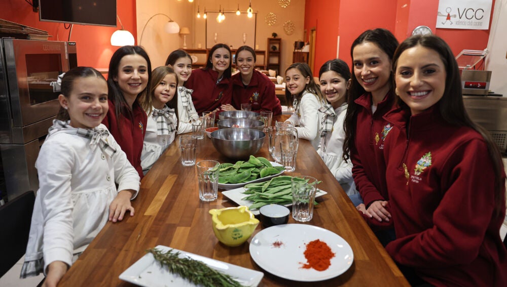 María Estela Arlandis, Fallera Mayor de Valencia 2024, con gran parte de la Corte de Honor y la Fallera Mayor Infantil 2024