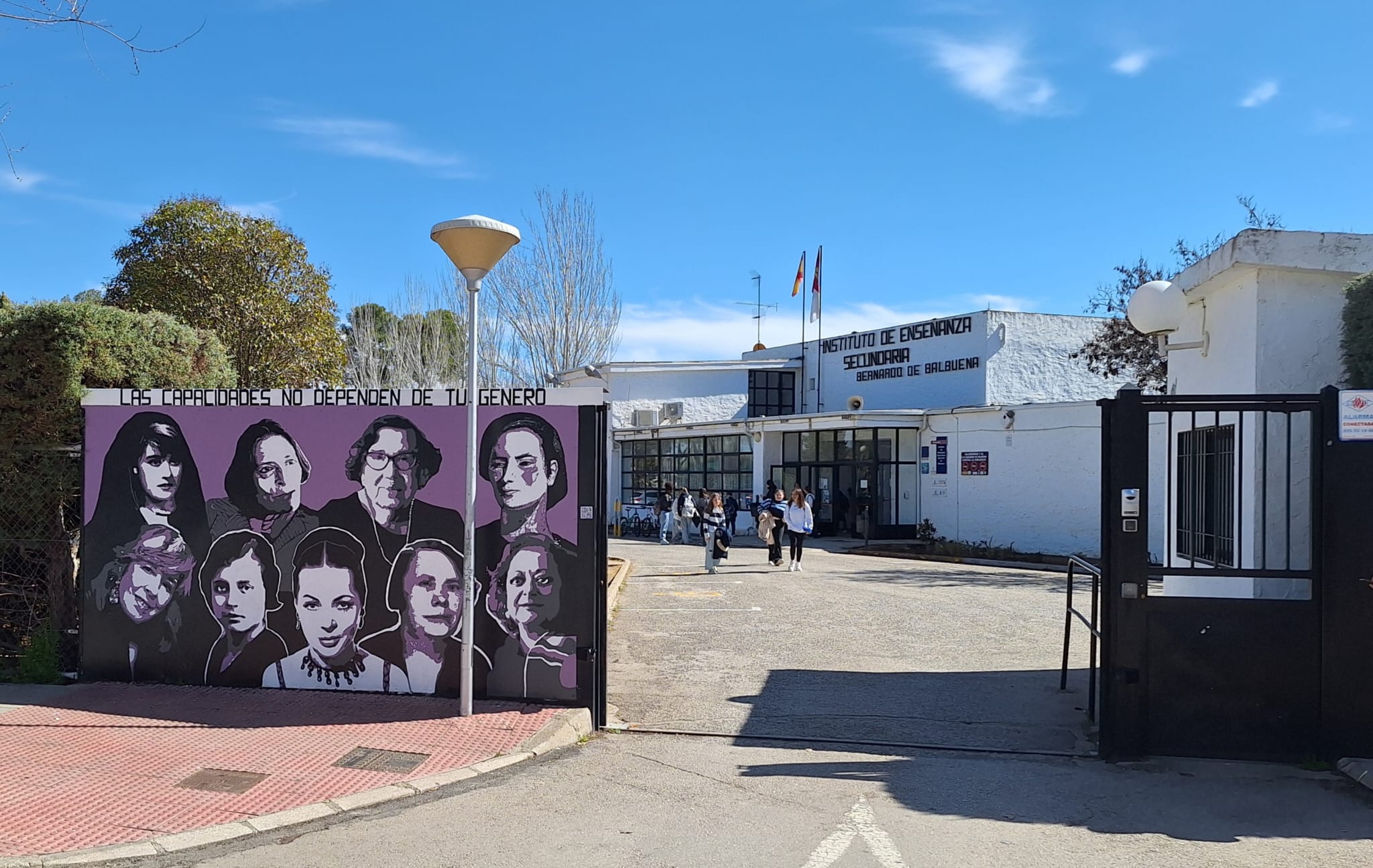 El IES Bernardo de Balbuena de Valdepeñas se suma al 8M con un mural protagonizado por mujeres El IES Bernardo de Balbuena de Valdepeñas se suma al 8M con un mural protagonizado por mujeres