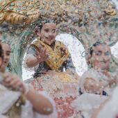 El coso multicolor vuelve al centro de Castelló con 5.500 kilos de confeti