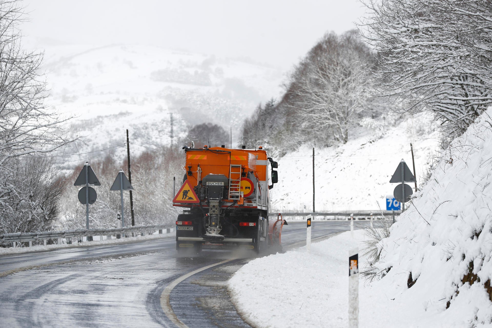 La nieve complica la circulación en varias carreteras: León es la provincia más afectada La nieve complica la circulación en varias carreteras: León es la provincia más afectada