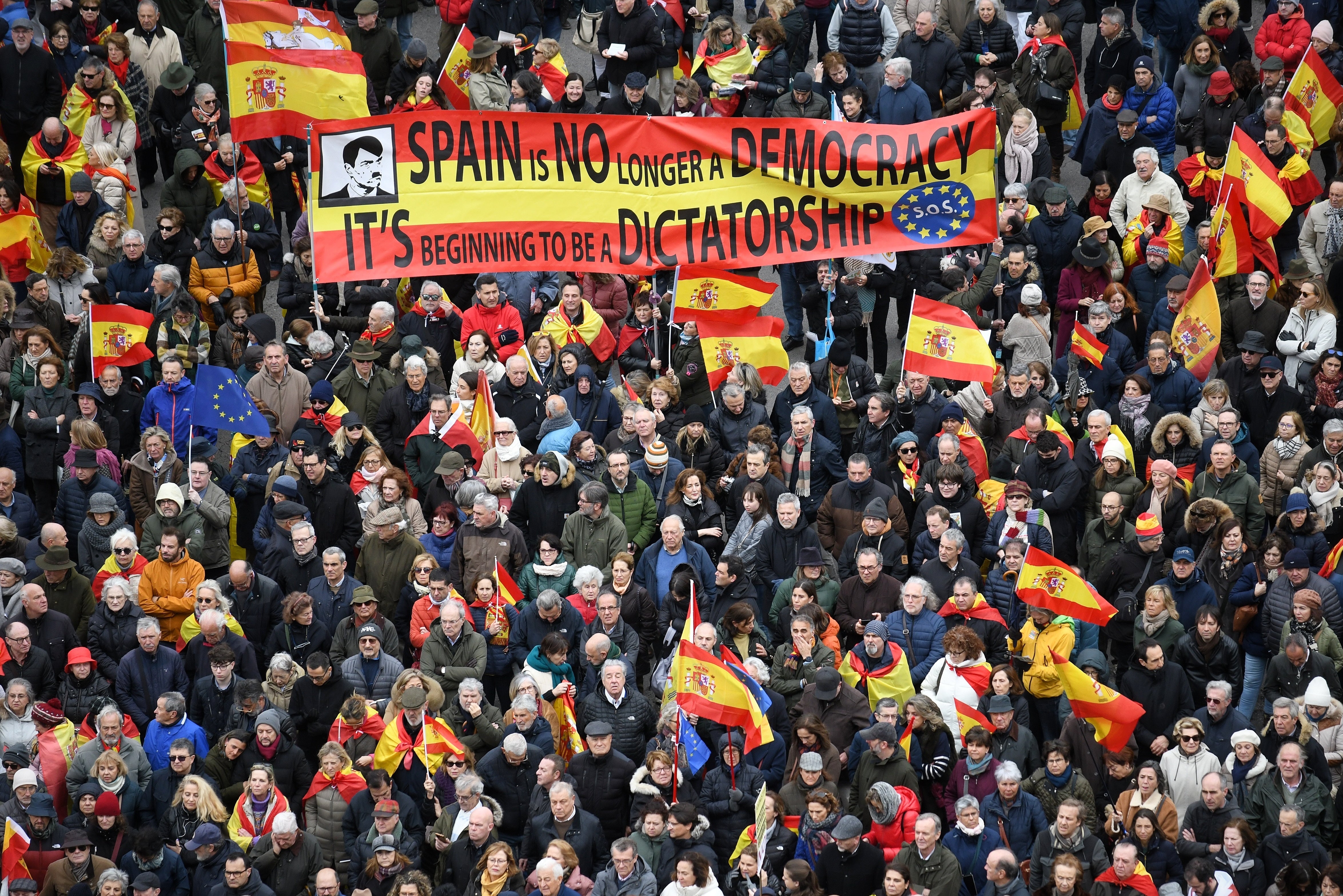 Miles de personas protestan en Madrid contra la amnistía, pidiendo la dimisión de Pedro Sánchez Miles de personas protestan en Madrid contra la amnistía, pidiendo la dimisión de Pedro Sánchez