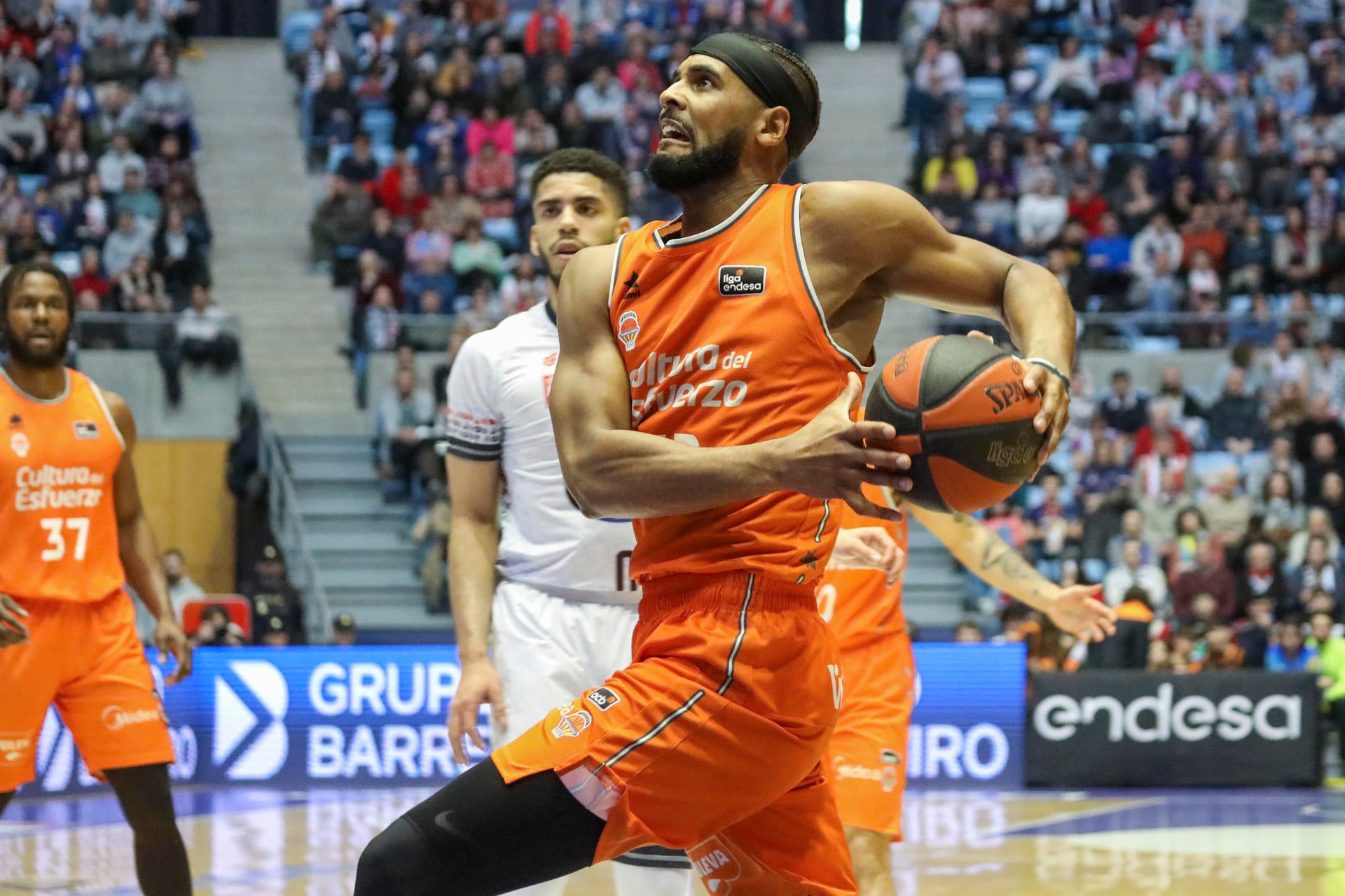 Valencia suma una nueva victoria ante Obradoiro Valencia suma una nueva victoria ante Obradoiro