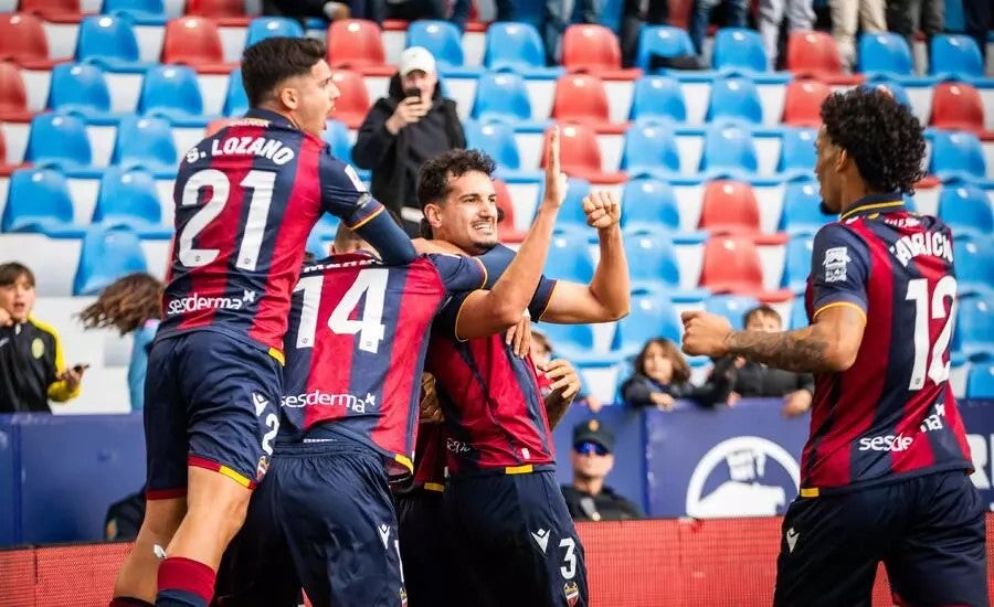 La victoria frente al Sporting de Gijón mantiene al Levante en la lucha por el ascenso La victoria frente al Sporting de Gijón mantiene al Levante en la lucha por el ascenso