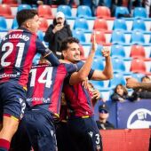 La victoria frente al Sporting de Gijón mantiene al Levante en la lucha por el ascenso