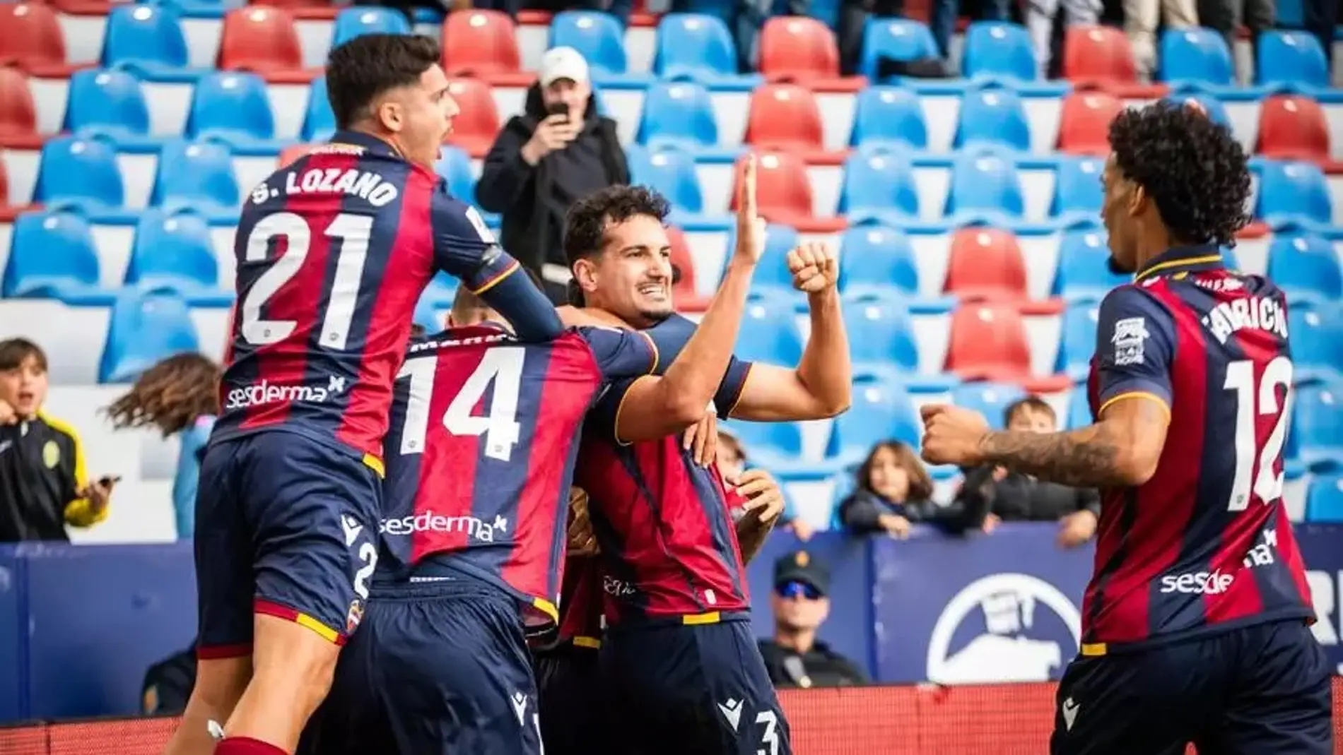 La victoria frente al Sporting de Gijón mantiene al Levante en la lucha por el ascenso