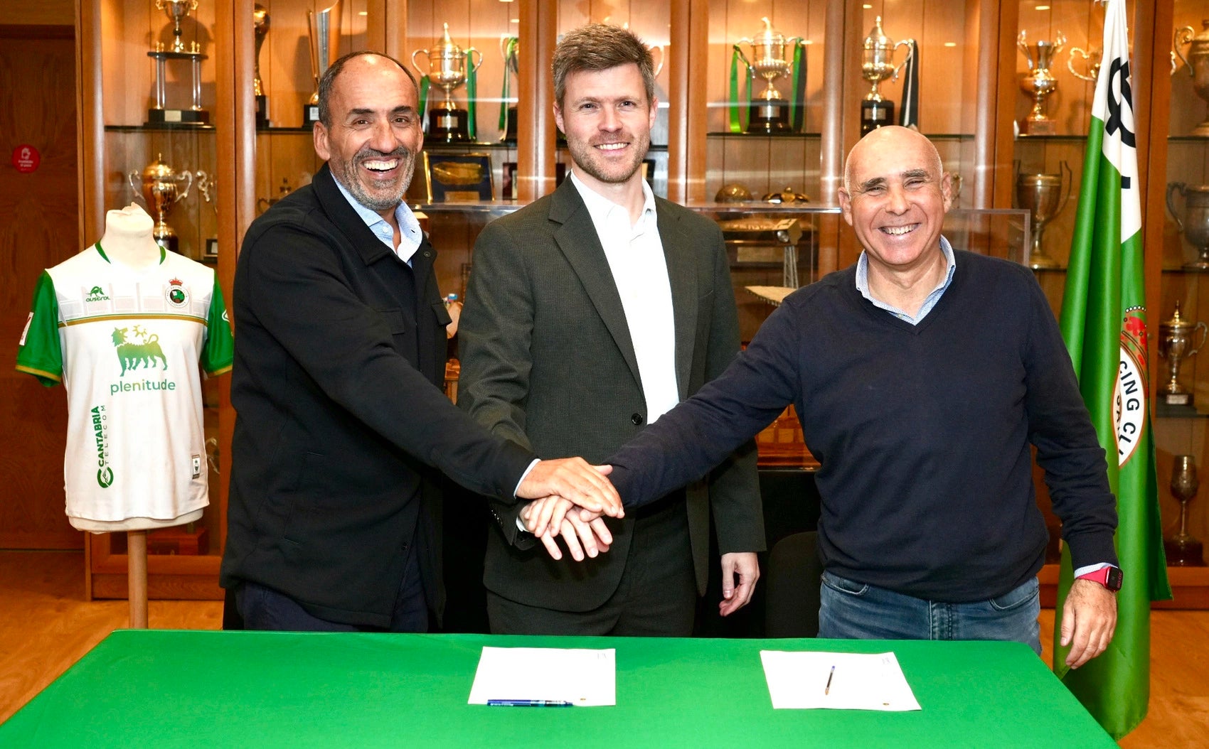 Mikel Martija renueva con el Racing de Santander hasta 2026 Mikel Martija renueva con el Racing de Santander hasta 2026