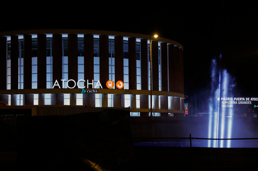 Un haz de luz azul ilumina el cielo en Atocha en homenaje a las víctimas del 11M Un haz de luz azul ilumina el cielo en Atocha en homenaje a las víctimas del 11M