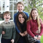 La imagen de la polémica de Kate Middleton junto a sus hijos 