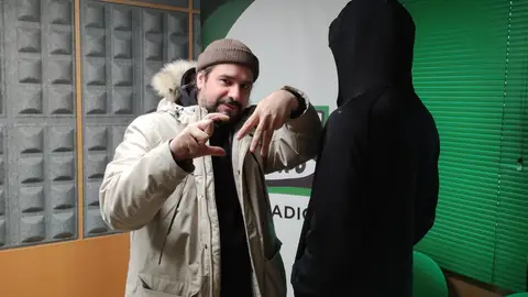 Recibimos a visita de "Cemento Musgo" para presentar o seu Visu-Álbum homónimo Artista Sokram, o produtor parisino Coio e o pioneiro artista do gif art A.L. Crego.
