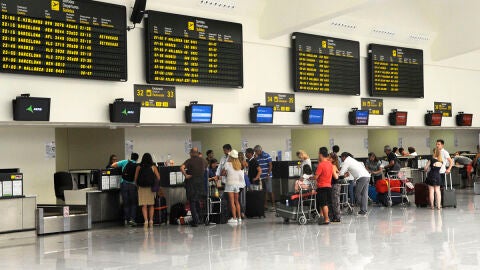 Pasajeros facturando en el aeropuerto de Menorca. 