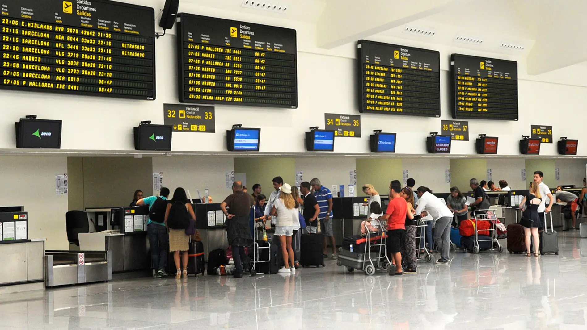 Pasajeros facturando en el aeropuerto de Menorca. 