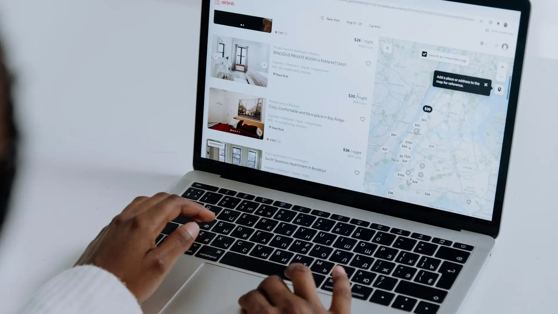 Airbnb prohíbe las cámaras de vigilancia en los interiores de los alojamientos