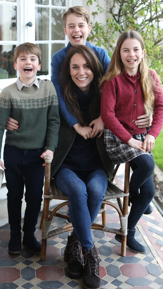 La imagen de la polémica de Kate Middleton junto a sus hijos