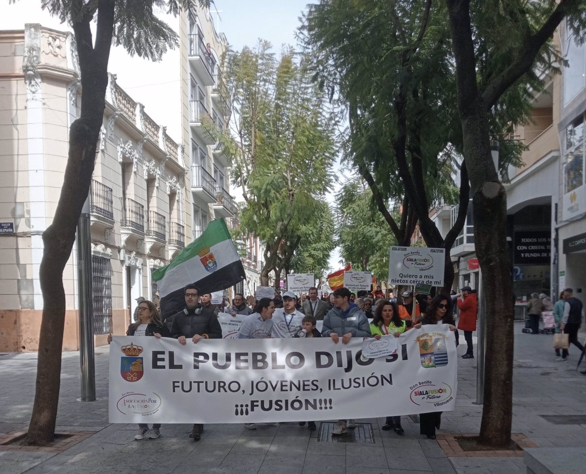 En torno a un millar de personas pedían que se respete lo votado sobre la fusión de Don Benito y Villanueva hace dos años En torno a un millar de personas pedían que se respete lo votado sobre la fusión de Don Benito y Villanueva hace dos años