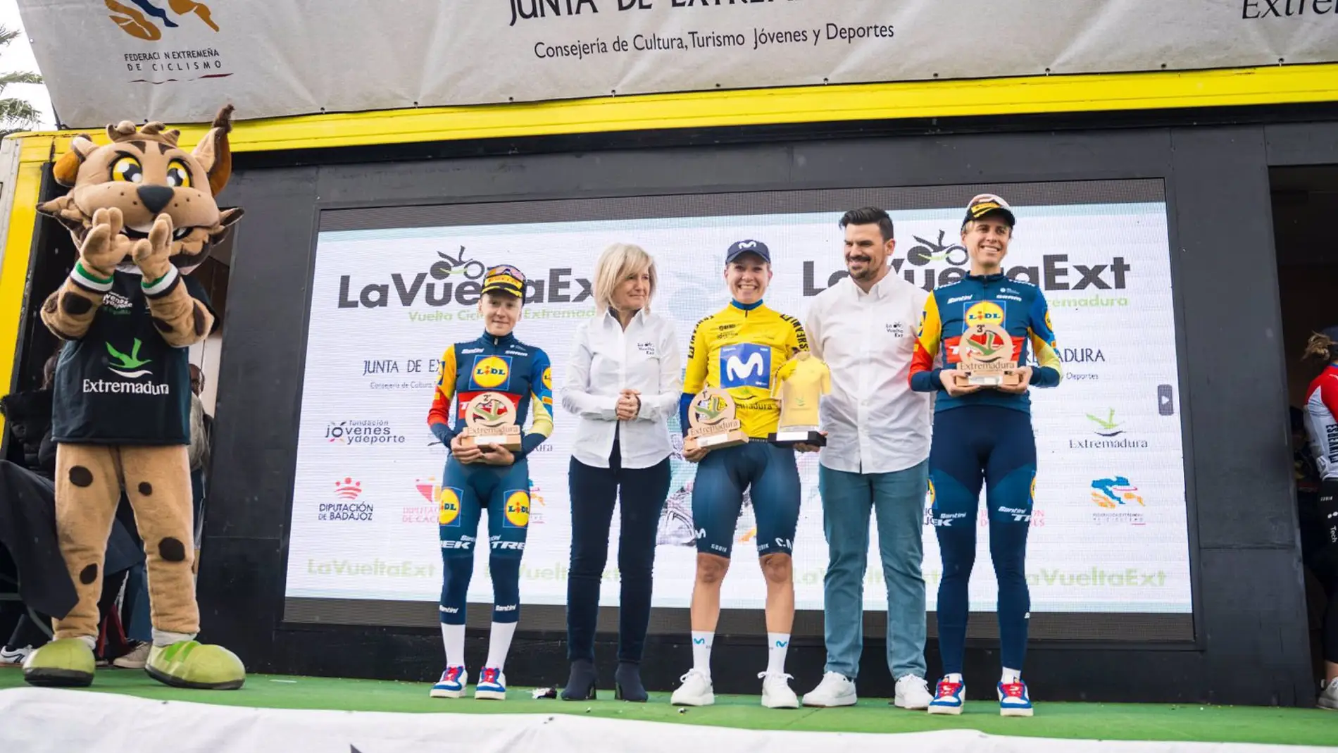 La holandesa Mareille Meijering se alza ganadora en la Vuelta Ciclista a Extremadura Femenina