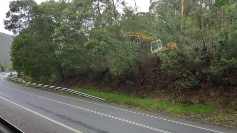 Traballos de limpiza nas marxenes das estradas autonómicas na provincia de Ourense Traballos de limpiza nas marxenes das estradas autonómicas na provincia de Ourense