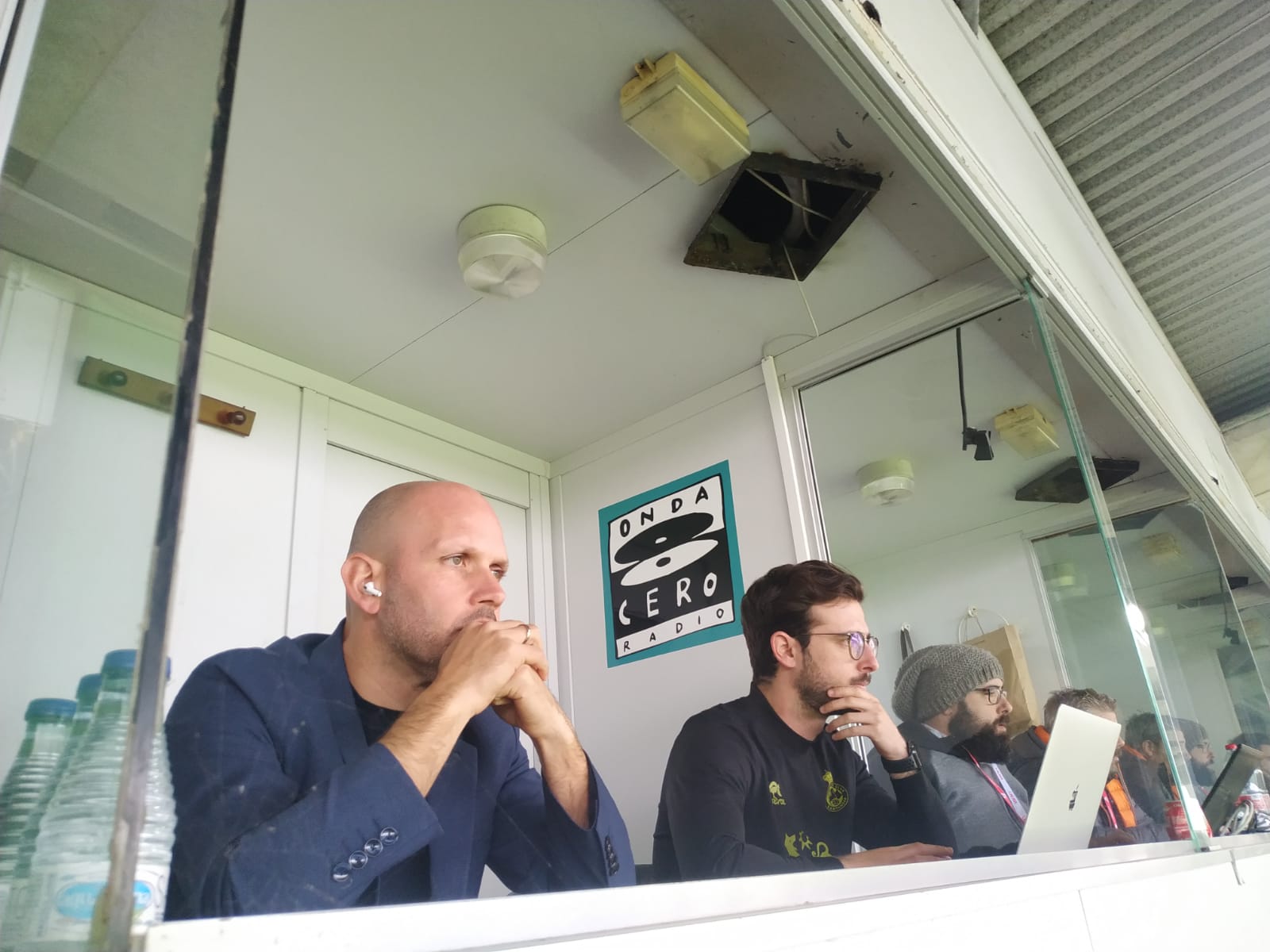 José Alberto sufre con la victoria del Racing desde la antigua cabina de Onda Cero José Alberto sufre con la victoria del Racing desde la antigua cabina de Onda Cero