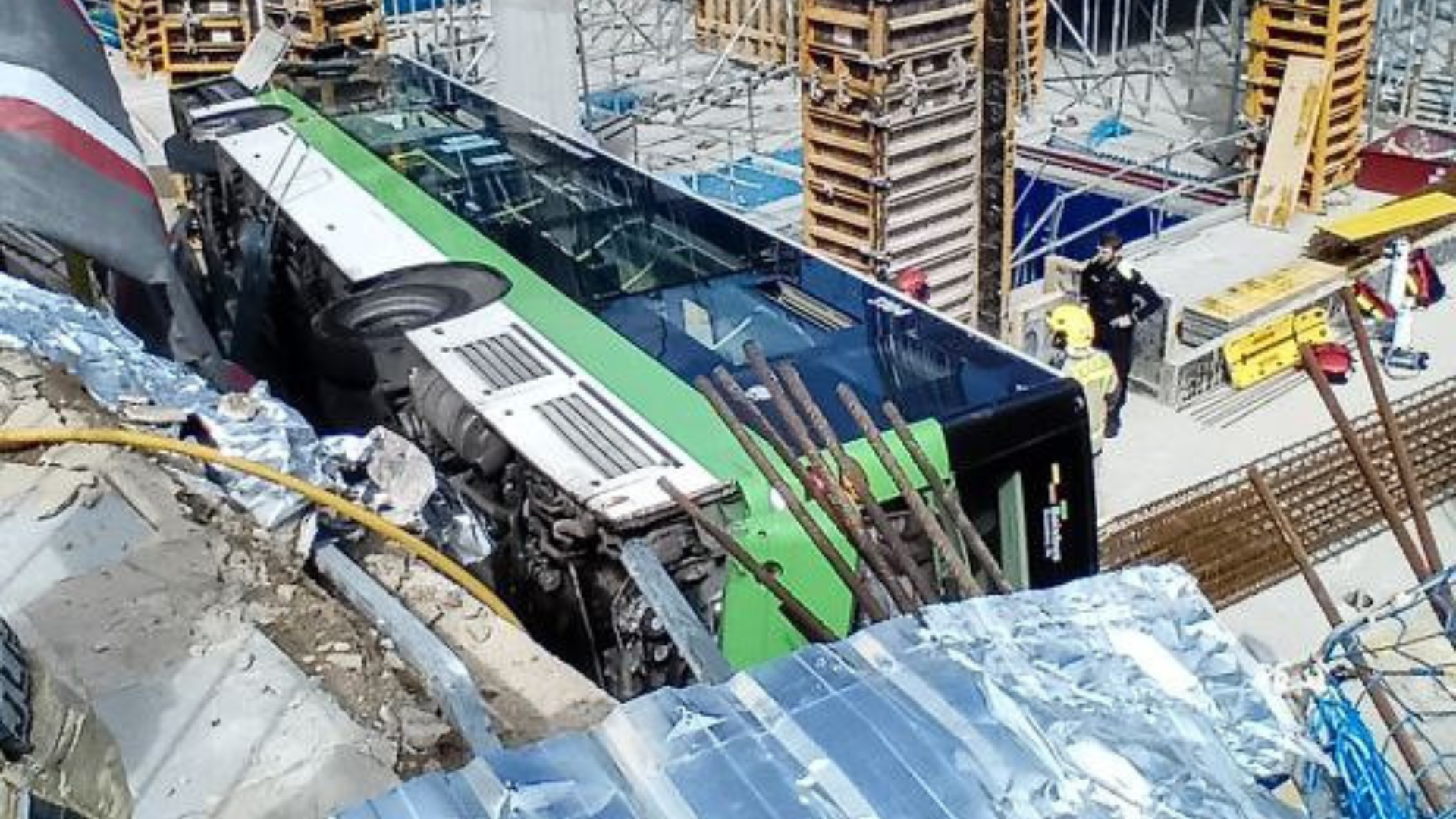 Varios pasajeros de un autobús, heridos al caer en el agujero de unas obras en Cornellà Varios pasajeros de un autobús, heridos al caer en el agujero de unas obras en Cornellà