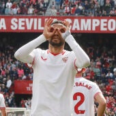 El delantero marroquí del Sevilla Youssef En-Nesyri, celebra su primer gol contra la Real Sociadad, durante el partido de LaLiga EA Sports disputado en el estadio Ramón Sánchez-Pizjuán