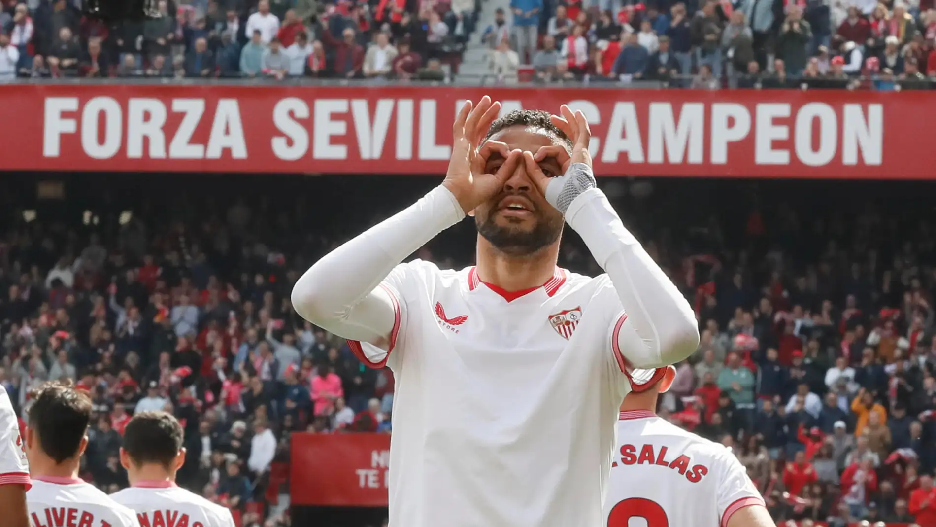 El delantero marroquí del Sevilla Youssef En-Nesyri, celebra su primer gol contra la Real Sociadad, durante el partido de LaLiga EA Sports disputado en el estadio Ramón Sánchez-Pizjuán