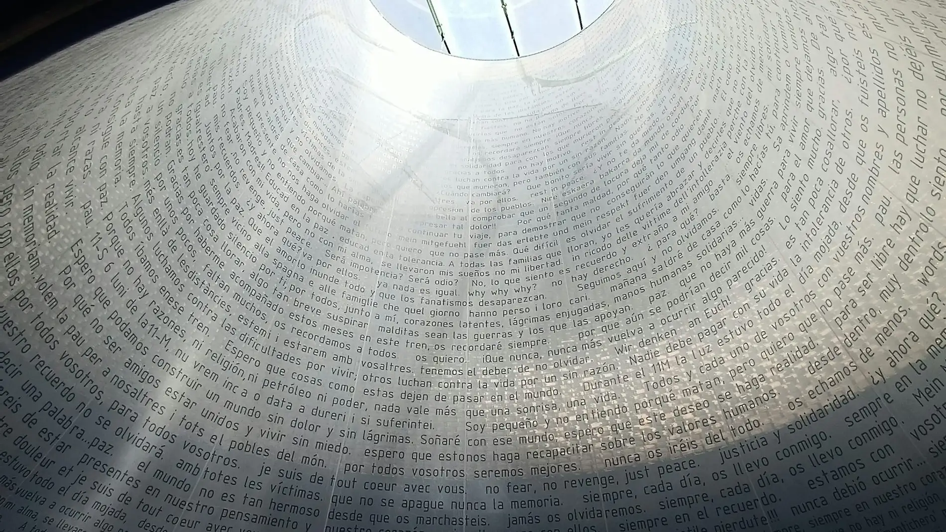 Interior de la estructura cilíndrica del memorial de las víctimas de los atentados del 11-M en la Estación de Atocha. 